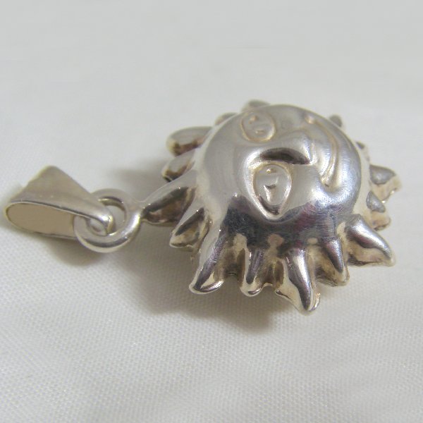 (p1367)Silver pendant motif inflated Sun.